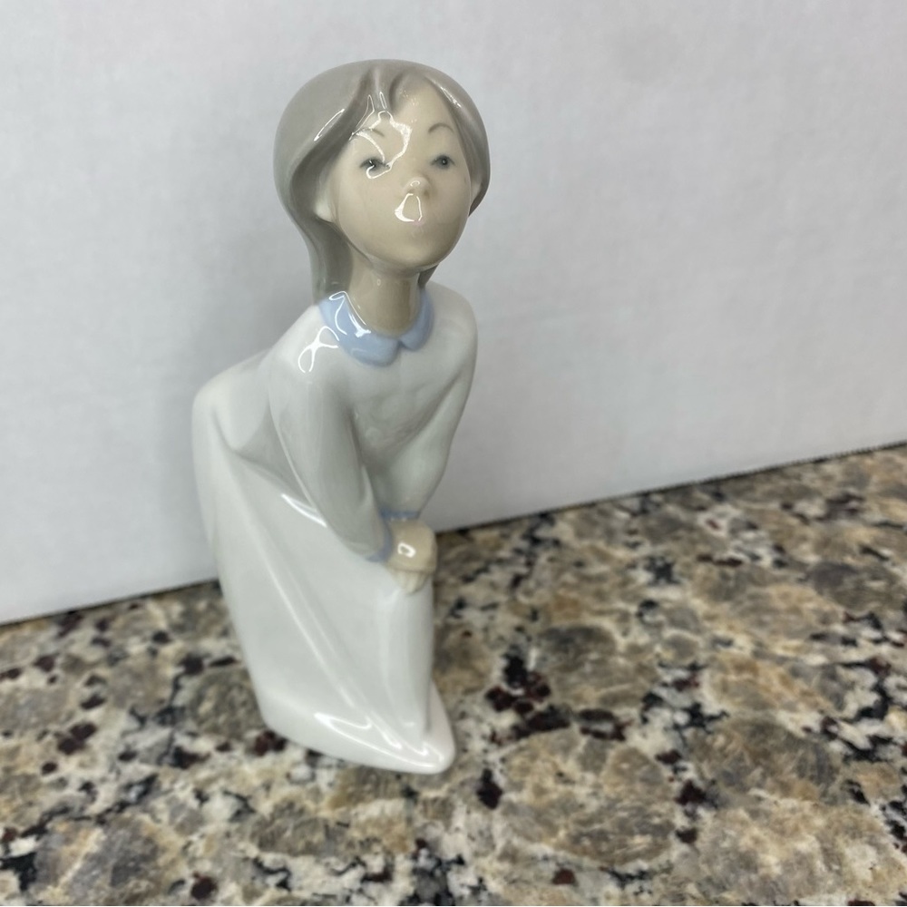 LLADRO #4873 GIRL KISSING BRAND  LOVE ROMANCE RETIRED